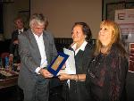 © 2013 - Buenos Aires, febbraio 2016_Premio Testimonial Lucani_Claudio Zin consegna una targa a Emilce Piuma