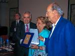 © 2013 - Buenos Aires, febbraio 2016_Premio Testimonial lucani_Giuzio consegna una targa ad Adriana Tramutola