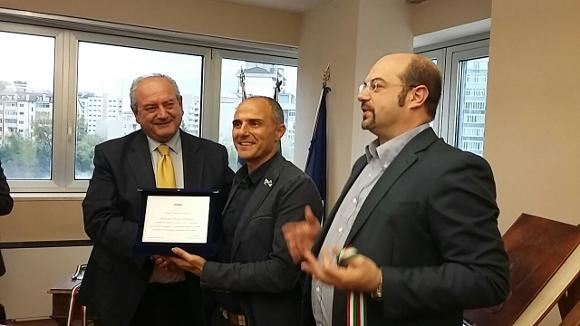 &copy; 2013 - Il presidente Mollica e il consigliere Pace consegnano la targa al capitano del Team forense Potenza, Mecca