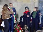 © 2013 - 17.12.2016_Lucani Insigni, il sindaco di Pietrapertosa Stasi ritira il premio di Giuseppe Mazza