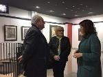 11.4.2017_Mollica visita la mostra dell'artista Maria...