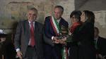 © 2013 - Teresa Colucci e Chiara Vigna del comitato Torrachiani ricevono il premio per Giuseppe Mazza dal consigliere Vito Giuzio e dal sindaco di Pietrapertosa Pasquale Stasi