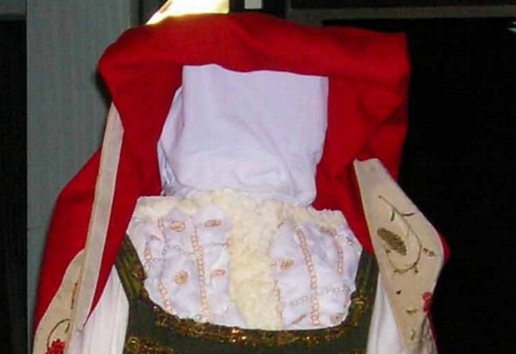 © 2013 - costume1.jpg