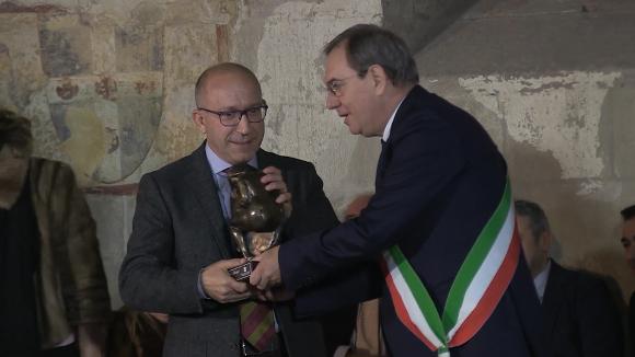 16.12.2016_Lucani Insigni 2016, Mauro Antonio Di Vito premiato dal sindaco di Lavello Sabino Altobello